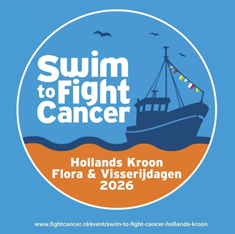 Logo van Swim to Fight Cancer Hollands Kroon 2026 met een vissersboot en feestvlaggen, ter promotie van het evenement tijdens de Flora & Visserijdagen.